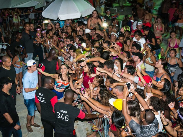 Anitta tira foto com fãs em parque aquático no Rio (Foto: Marcos Samerson / Agência We love Photo!/ Divulgação)