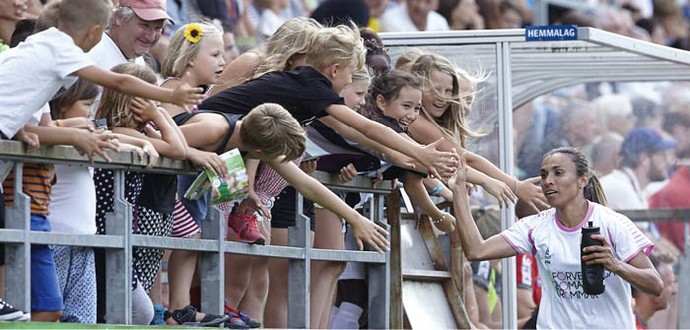 Marta é cumprimentada pelos fãs no jogo contra o Goteborg (Foto: Reprodução site oficial Rosengard)