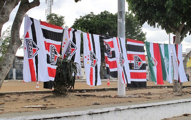 Praça em frente ao Estádio (Foto: Gustavo Serbonchini / Globoesporte.com)