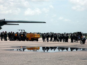 Reforço da Força Nacional chegou na Base Aérea de Natal (Foto: Invanízio Ramos/Assecom)