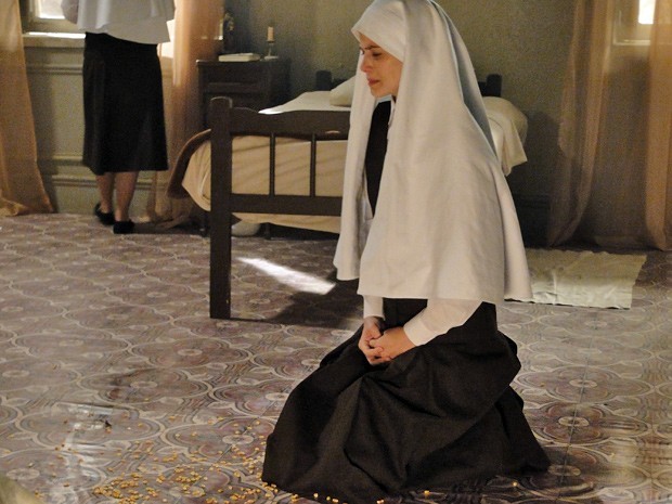 Madre descobre segredo de Gerusa e a castiga (Foto: Divulgação/TV Globo) Madre descobre segredo de Gerusa e a castiga (Foto: Divulgação/TV Globo)