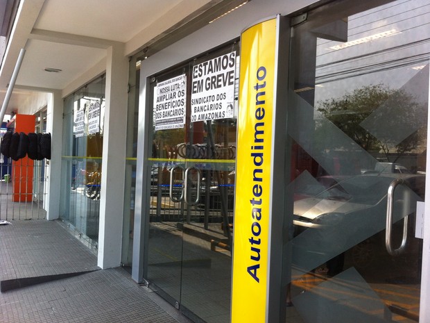 Bancários entraram em greve nesta semana; paralisação foi sinalizada nas portas das agências (Foto: Camila Henriques/G1 AM)