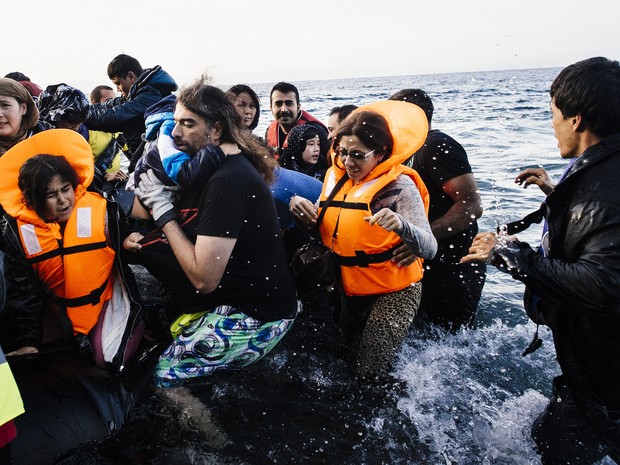 Refugiados sÃ­rios sÃ£o resgatados apÃ³s naufrÃ¡gio de barca (Foto: Dimitar Dilfokk/AFP)