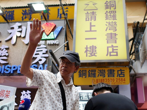  Livreiro Lam Wing-kee acena para apoiadores em frente à sua livraria em Hong Kong  (Foto: Reuters/Bobby Yip)