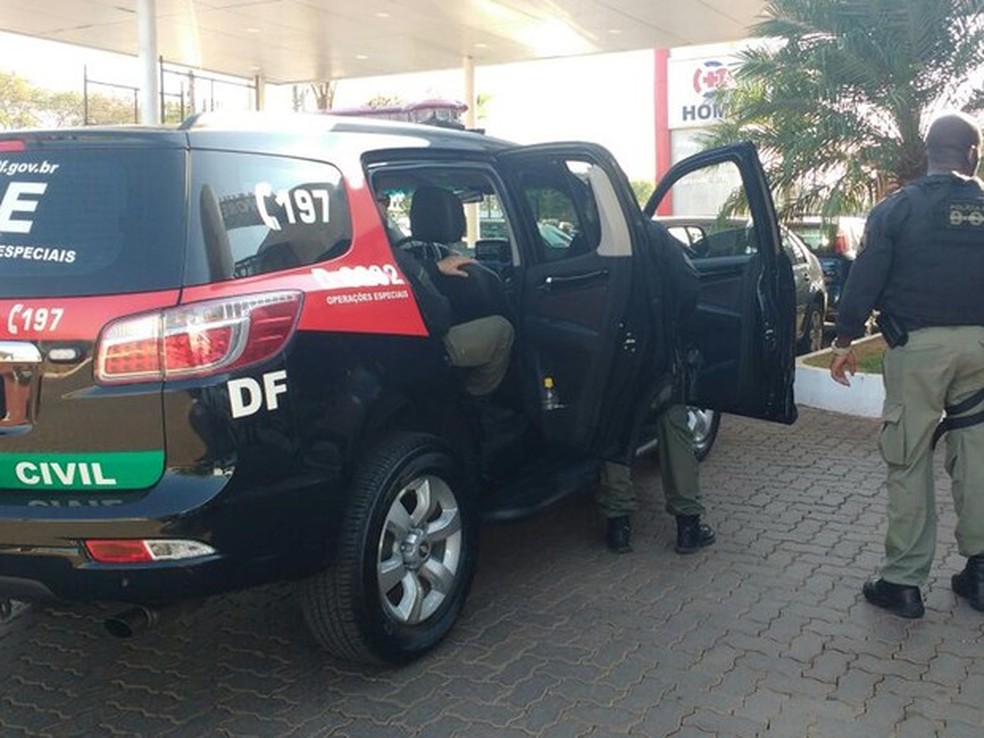 Policiais do Departamento de Operações Especiais em frente ao hospital Home, na Asa Sul, cumprem mandados de busca e apreensão (Foto: Elielton Lopes/ G1)