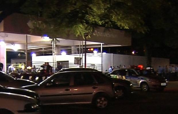 Manifestantes bloqueiam a saída de veículos da garagem da Metrobus em Goiânia, Goiás (Foto: Reprodução/ TV Anhanguera)