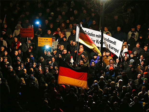 Participantes da manifestação do grupo contra imigração na Alemanha (Foto: Hannibal Hanschke/Reuters)