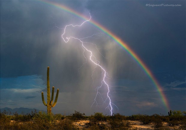 Relâmpago e arco-íris são registrados na mesma foto em um clique raro em região desértica do Arizona, nos EUA (Foto: Greg McCown)