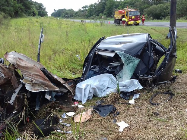 Carro ficou completamente destruído após colisão (Foto: Divulgação/PRF)