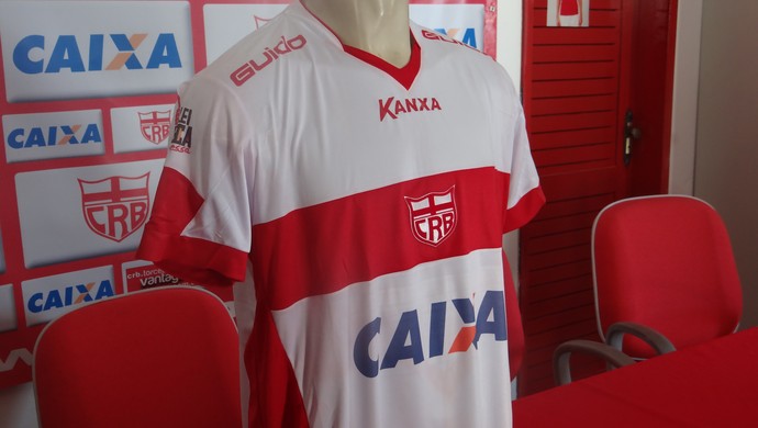 Camisa CRB patrocínio Caixa (Foto: Viviane Leão/GloboEsporte.com)