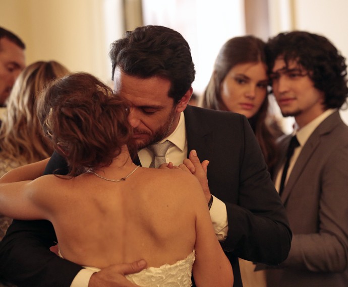 Angel se emociona ao ver Carolina se casando com Alex (Foto: Felipe Monteiro/ Gshow)