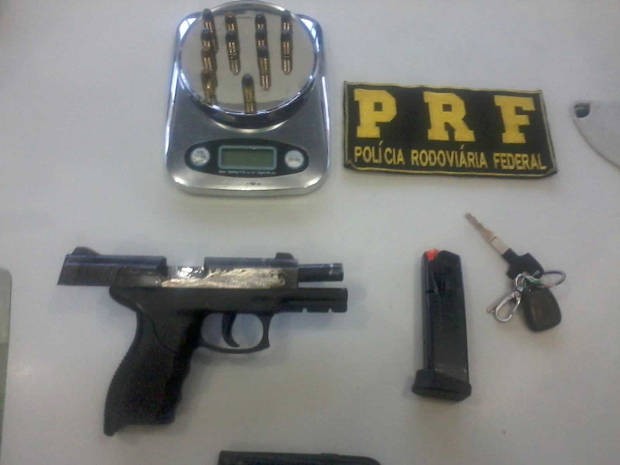 Agentes da PRF encontraram pistola da polícia que estava com numeração raspada (Foto: Divulgação / Polícia Rodoviária Federal)