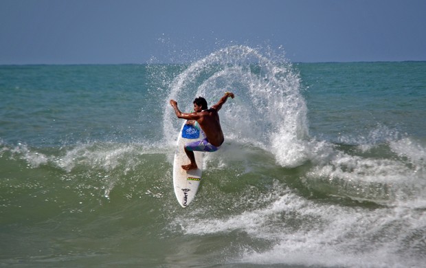 Surfista Alan Jhones treina em Baía Formosa (Foto: Toinho Menezes/Divulgação)