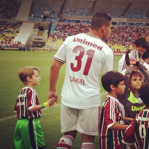 Noah, filho de Danielle Winits, entra em campo com jogador do Fluminense (Foto: Reprodução/ Instagram)