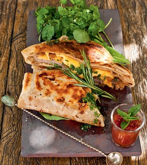 Toque mexicano - A tortilha substitui o pão no sanduíche de Daniela França Pinto. Prato Hideko Honma (Foto: Ricardo Corrêa)