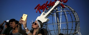 Fotógrafos ensinam a fazer 'selfie perfeita' no Rock in Rio; veja vídeo (Pilar Olivares/Reuters)