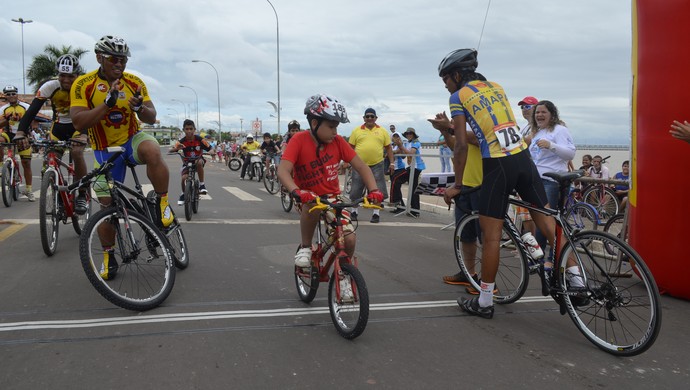 Garoto cego ciclismo (Foto: Jonhwene Silva/GE-AP)