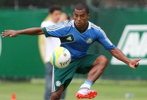 Com o retorno de três jogadores,  Dorival relaciona time para clássico