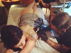 De calcinha fio-dental, Lady Gaga faz nova tatuagem