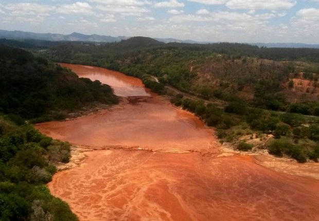 Visão do mar de lama provocado pelo rompimento da barragem do Fundão, em Mariana, que pertence à Samarco (Foto: Ibama)