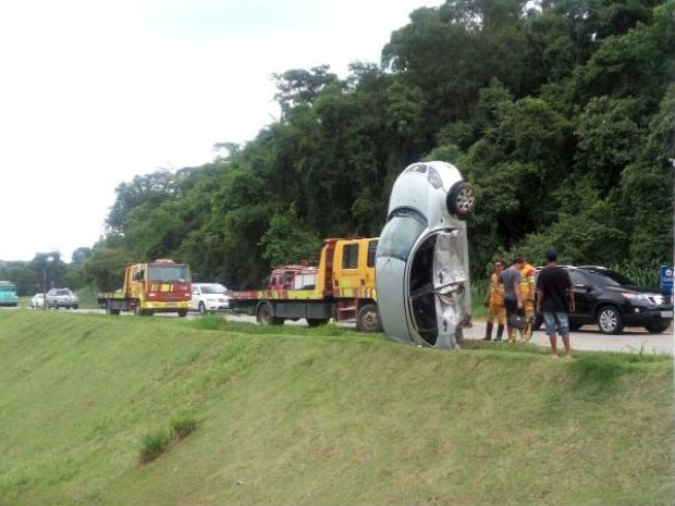 Carro fica em pé após acidente de trânsito em rodovia de São Roque (Foto: Divulgação/São Roque Notícias)