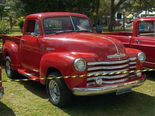 Exposição atrai amantes de carros antigos em Poços de Caldas, MG (Foto: Reprodução EPTV)