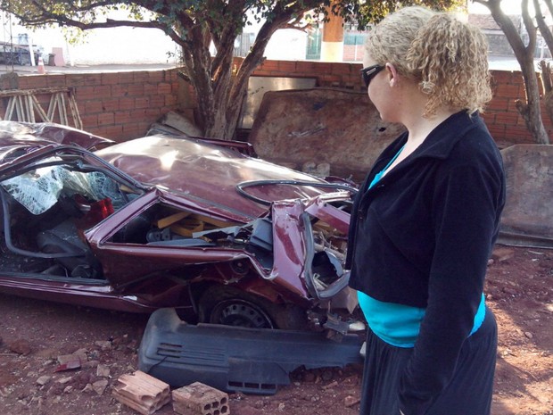 Cláudia Camargo foi ver a situação do carro após receber alta hospitalar (Foto: Carlos Alberto Soares / TV TEM)