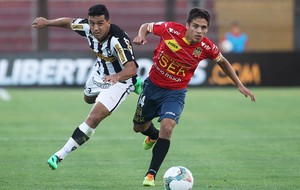 Luis Pavez e Edilson, Union Espanola x Botafogo (Foto: EFE)