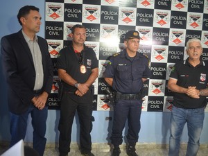 Comandantes da operação durante coletiva de imprensa (Foto: Rogério Aderbal/ G1)