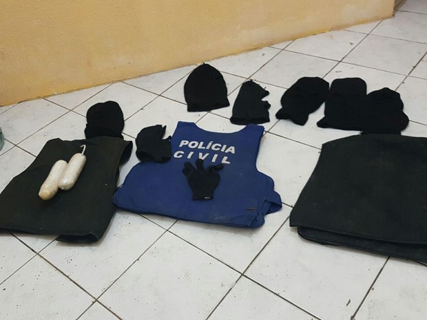 Coletes foram apreendidos com suspeitos em operação (Foto: Divulgação/ Polícia Civil) Coletes foram apreendidos com suspeitos em operação (Foto: Divulgação/ Polícia Civil)