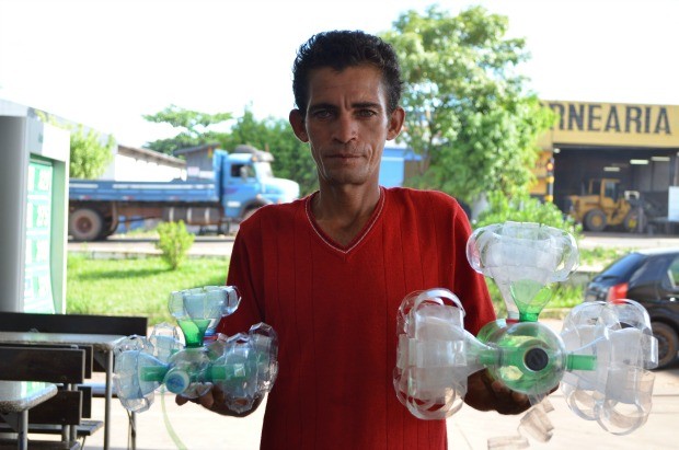 Márcio com seus carrinhos (Foto: Magda Oliveira/G1)