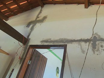 Explosões da obra causaram rachaduras em várias casas (Foto: Reprodução/TV Globo)