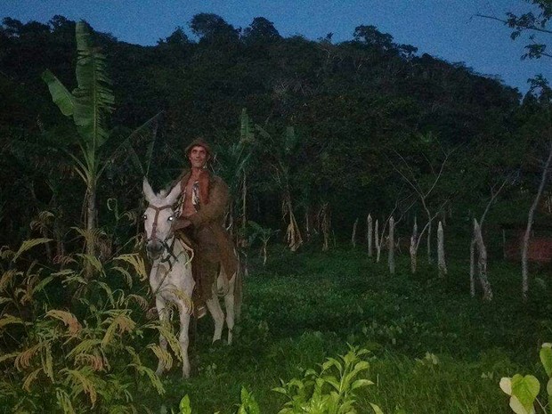 Burro 'Branquinho' voltou para casa após ter sido furtado em Maranguape no dia 30 de janeiro (Foto: Lívia Passos)