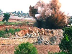 Explosões em pedreira colocam em risco moradores de vilareijo de Salto de Pirapora (Foto: Reprodução/TV TEM)