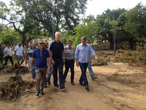 Comitiva da prefeitura conferiu estragos da tempestade da semana passada (Foto: Roberta Salinet/RBS TV)