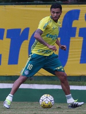 Cleiton Xavier tem futuro indefinido no Palmeiras