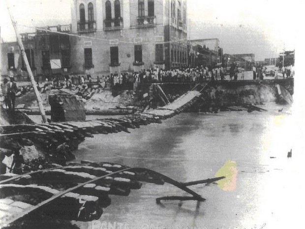 Cheia no Riacho do Salgadinho destruiu ponte e inundou Maceió (Foto: Divulgação/Defesa Civil)