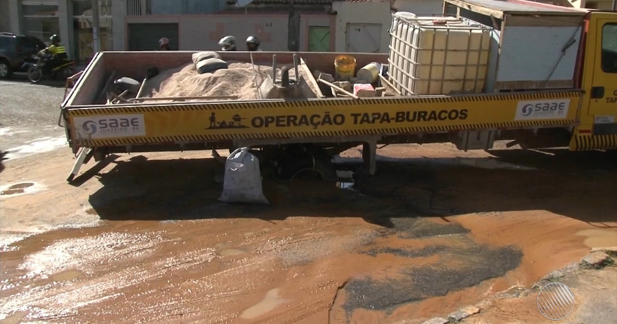 Caminhão tapa-buraco cai em cratera que seria reparada em ... - Globo.com