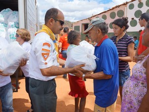 Campanha Corrente Contra a Seca fez doações no município de Caçimbas (Foto: Izabella Freitas/TV Paraíba)