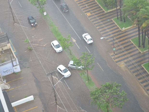 Motoristas fazem manobra proibida na Av. Independência para escapar da enxurrada - Piracicaba (Foto: Araripe Castilho/G1) Motoristas fazem manobra proibida na Av. Independência para escapar da enxurrada - Piracicaba (Foto: Araripe Castilho/G1)