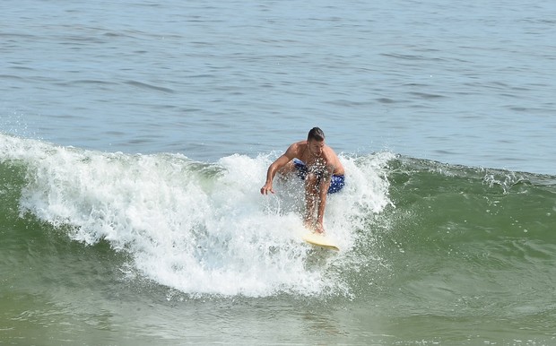 Rodrigo Hilbert na praia (Foto: William Oda / Foto Rio News)