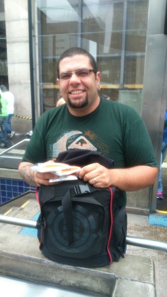 Enquanto a família não chega para participar do protesto, Eduardo, de 26 anos, aproveita para vender capas de chuva em SP: 