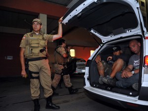 Torcedores detidos após briga na Arena Joinville (Foto: Dorgenes Pandini)