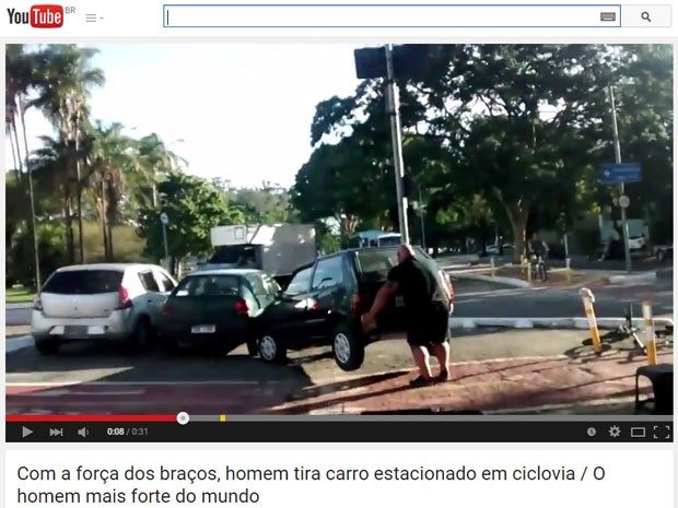 Vídeo mostra homem retirando Uno de ciclovia (Foto: Reprodução/YouTube)