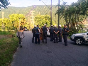 Policiais fazem segurana prximo ao local (Foto: Solange Freitas/G1)