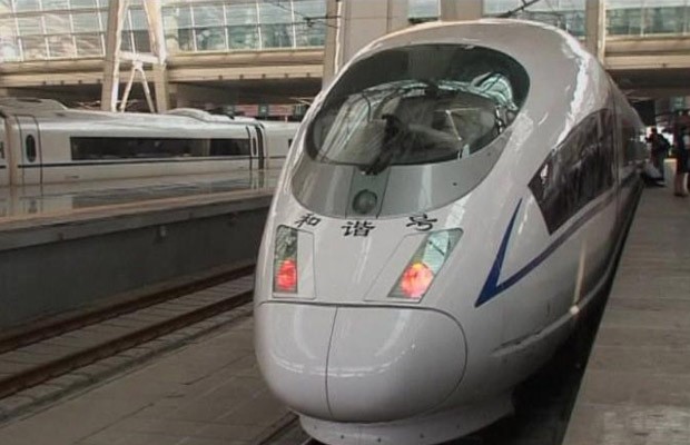 Trem de alta velocidade durante teste nesta segunda-feira (27) na China (Foto: BBC)