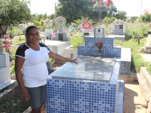 Domigas mostra tumulo onde Givago gostava de dormir  (Foto: Gilcilene Araújo/G1)