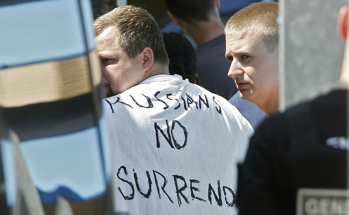 Torcedor com camisa escrita "Russos não se rendem" é levado preso (Foto: REUTERS/Eric Gaillard) Torcedor com camisa escrita "Russos não se rendem" é levado preso (Foto: REUTERS/Eric Gaillard)