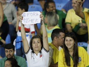 Protesto durante jogo da Olimpíada no Engenhão, no Rio (Foto: Leo Correa/AP)