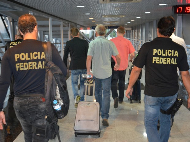 Alemão foi levado pela polícia federal e por policiais estrangeiros (Foto: Ascom PF)